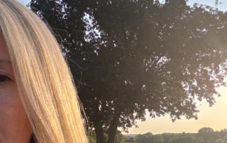 Il ritorno al corpo: Laura cammina all'alba di fronte a un grande albero.